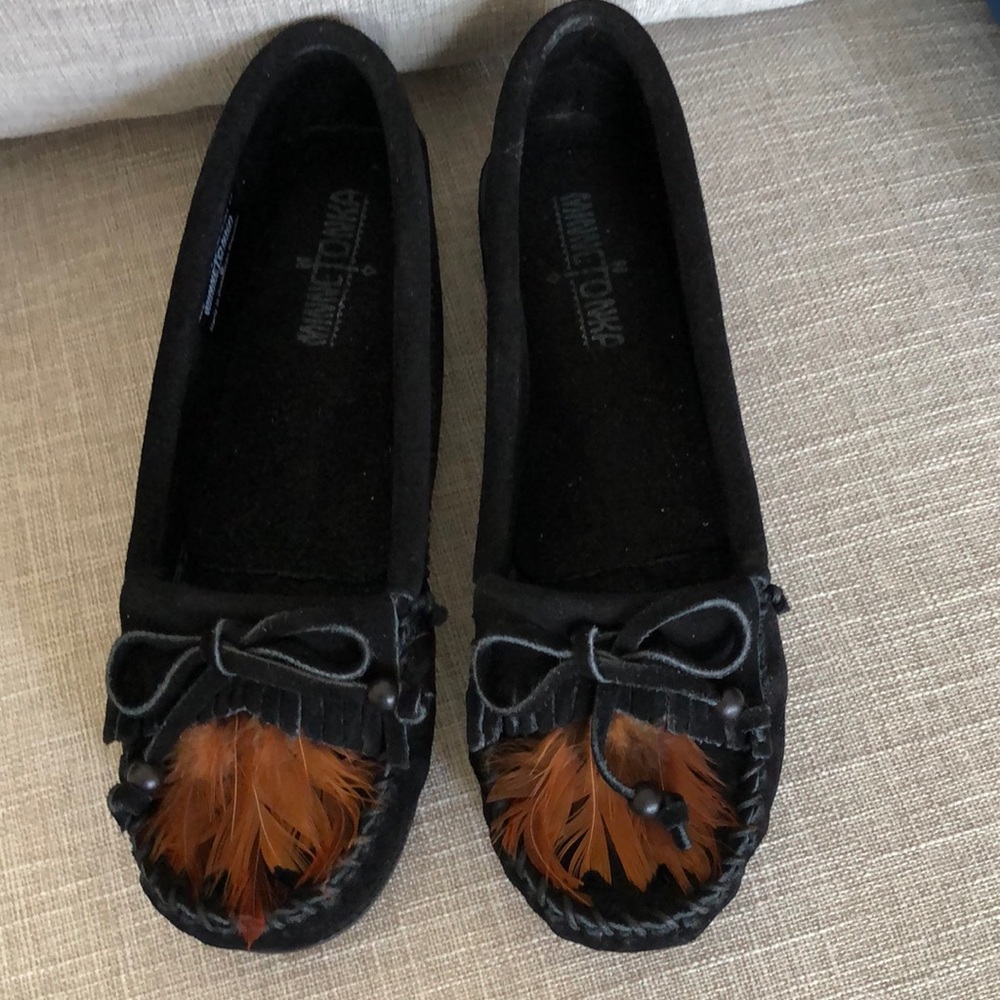 EUC Minnetonka black Feathered moccasins. 7 1/2